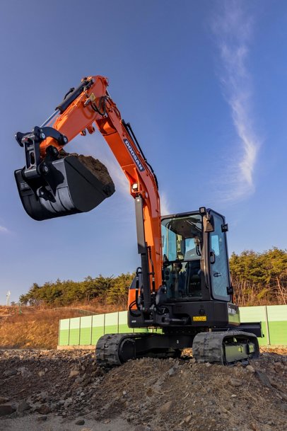 Doosan Launches New DX50Z-7 and DX55R-7 Mini-Excavators